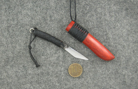 нож кулон "Красное и чёрное"