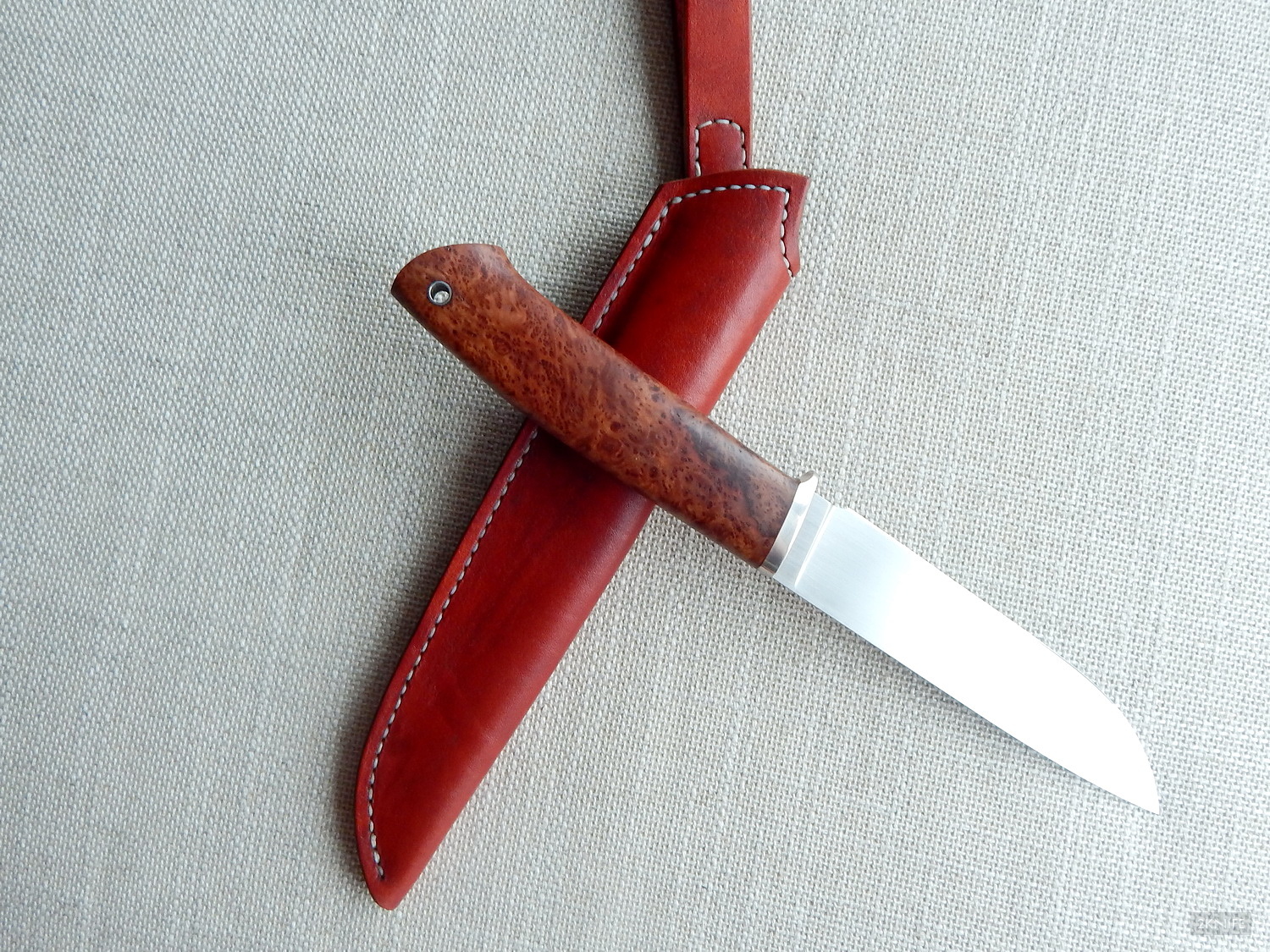 Нож Урал ЕДС. Красный нож. Нож с красной рукояткой. Красные ножны для ножа.